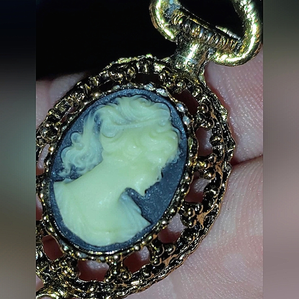 Cameo Pendant Goldtone with Tassles Vintage Carved Shell - Picture 2 of 11